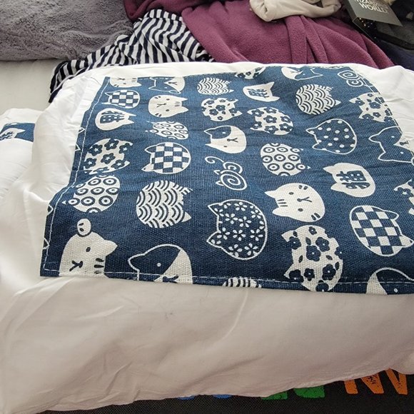 Royal Wise Kitty Faces Pocket Nest Pet Bed - Picture 5 of 5